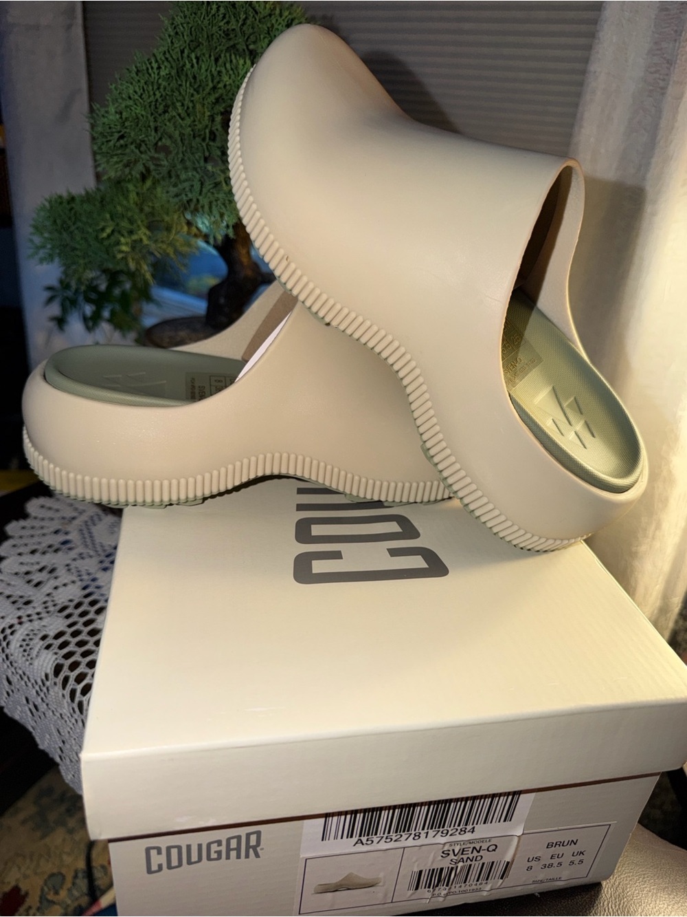 NIB  Cougar SVEN-Q clogs in a versatile sand color